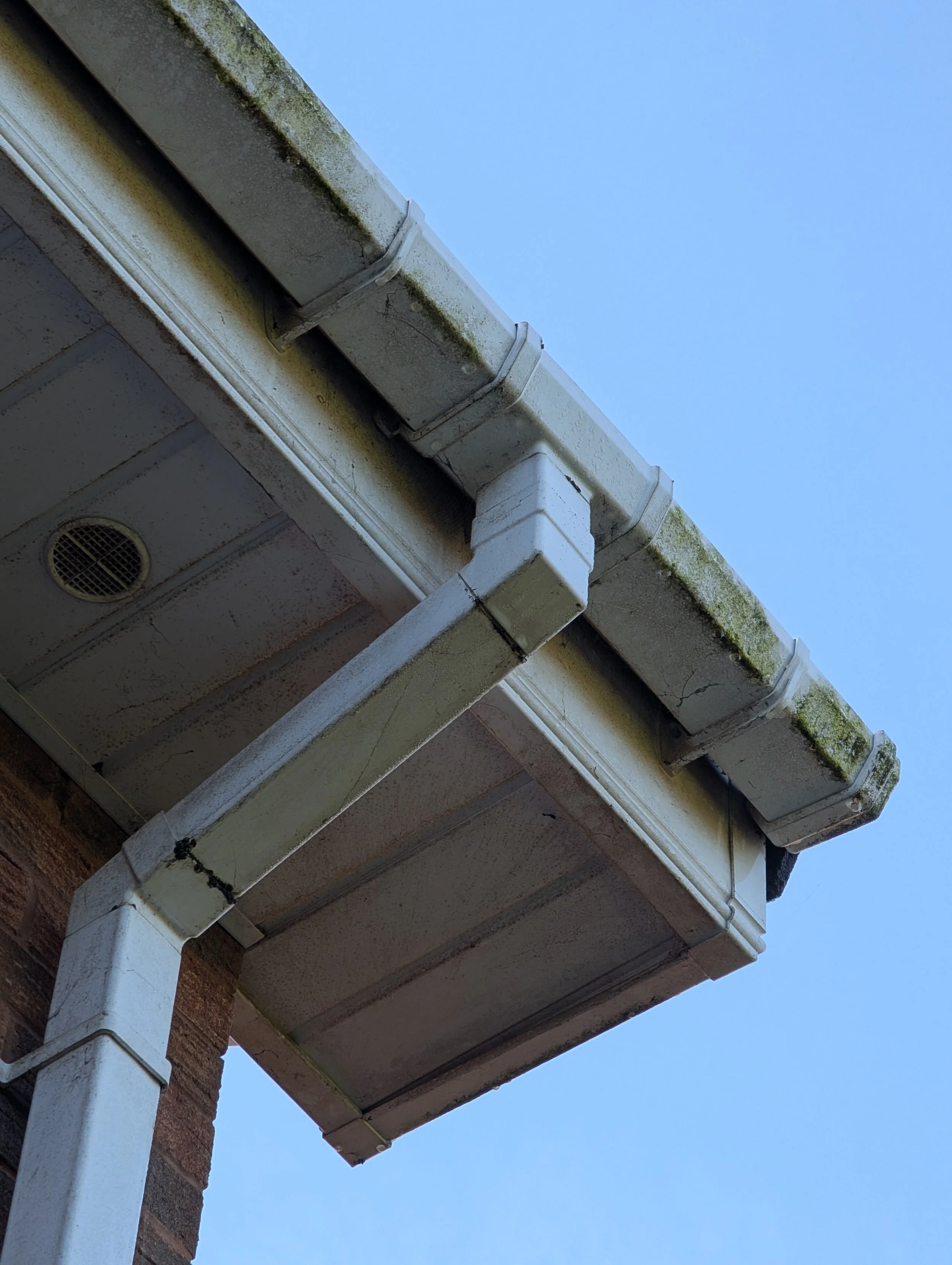 External gutters dirty with grime and streaking before cleaning Melbourne